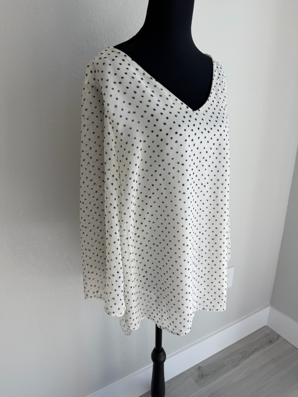 Le Lis Cream Women’s 3/4 Sleeve Relaxed, Flowy Cream Blouse with Blue Print, XL - Picture 8 of 12